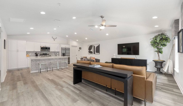 Crownwood Modern New 3bd 2ba WEC equestrian FAST Swimming, Golf