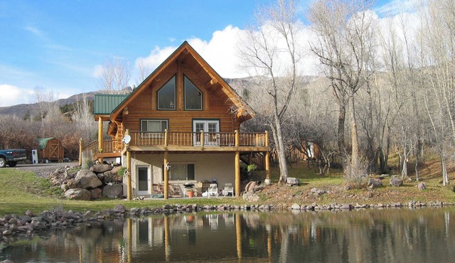 Deck & Pond Views! 2-Acre, Woodsy Rocky Mtn Haven