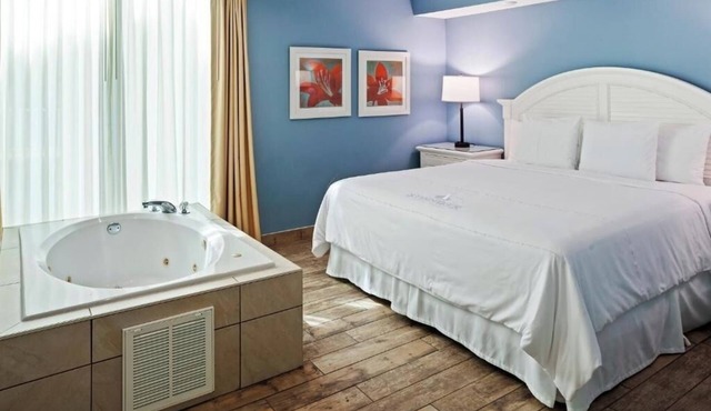 Deluxe 1BR Oceanfront Condo w/Balcony, Full Kitchen, Pool Access & Beach Nearby