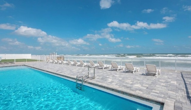 Direct Beach Access! Ocean View, Cozy Studio Condo~Free Parking~Heated Pool