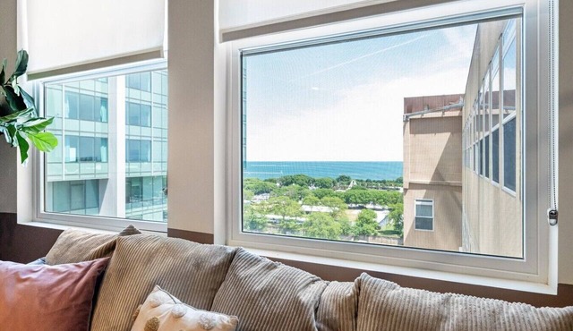 Downtown 3bd Penthouse| Lake Mich VIEWS +gym