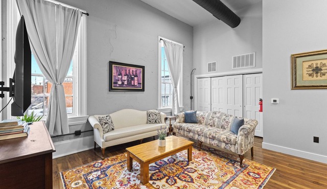 Downtown Stay Walk to Restaurants Fast WiFi Pet Friendly