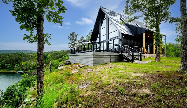 Eagle Bluff Cabin at Greers Ferry Lake with Hot Tub