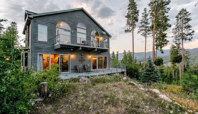 Eagle Wind Lodge | Large & Luxe Ski Lodge | Private Hot Tub | Movie & Game Room