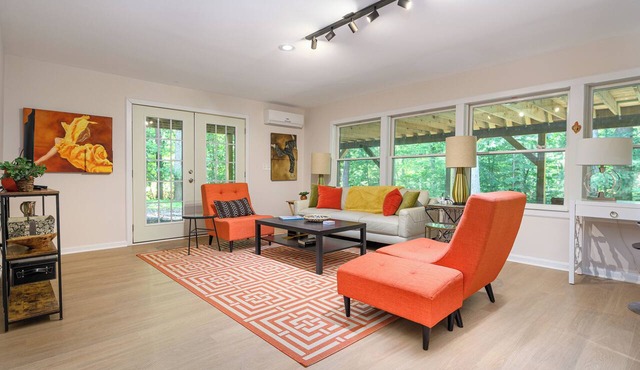 Elegant 1-BDR home away from home in magical location near UVA, Parking/yard