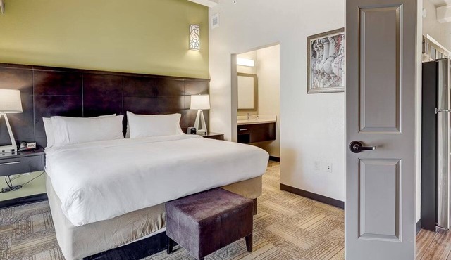 Enjoy Relaxing Historic Ambiance in Suite w/Kitchen Near Attractions