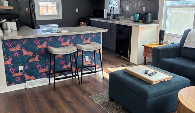 Entire Bungalow with Fenced-In Yard! Sleeps 6 & Pet-Friendly, Central Des Moines