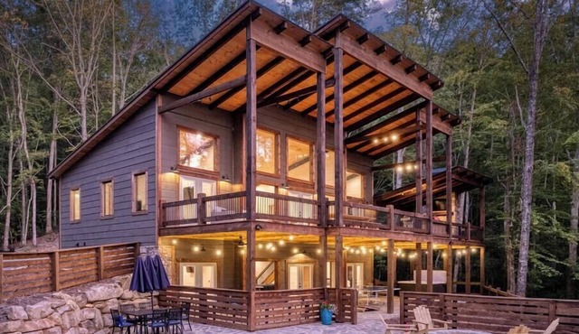 EPIC Heated pool, Outdoor Fireplace, Pool & Hot Tub! Arcade, and Barrel Sauna