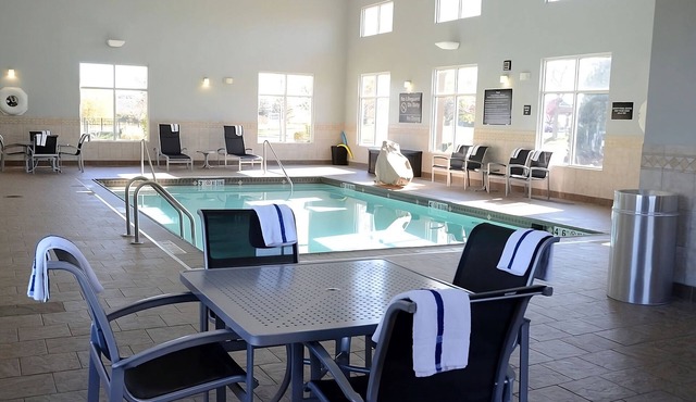 Everything You Need For The Perfect Vacation! 4 Units, Pool, Free Breakfast!