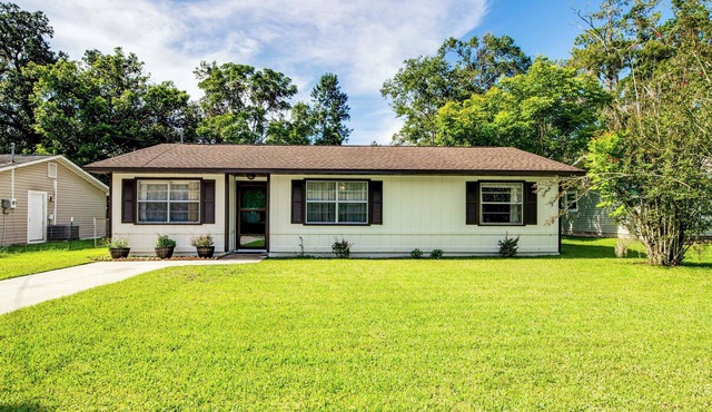 Explore Weeki Wachee Springs: Pet-Friendly Home