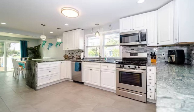 Fabulous Apt w/full amenities, blocks to beach!