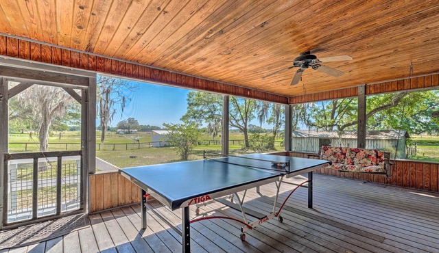 Family-Friendly Home w/Deck by Rainbow Springs!