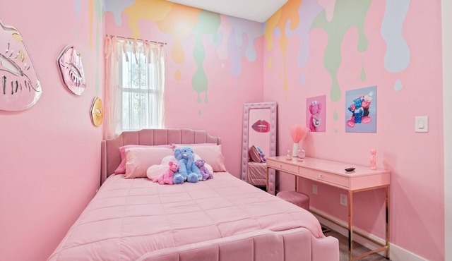 FIFA World Cup Philly Stay - Pink Mini Unit With Pool