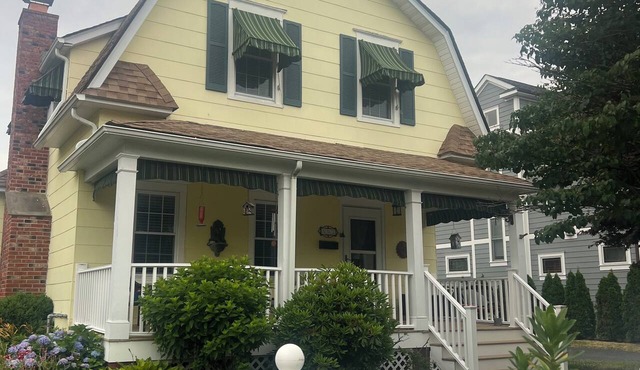 Front Porch Delight - Family home, close to downtown, park and beach.