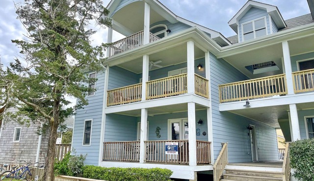 Full Circle: Condo with pool access. Centrally located | King & Queen Bed