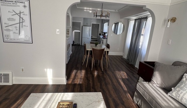 Gorgeous MKE Mid Century Modern Close to Airport-Downtown-Hospitals Pet Friendly