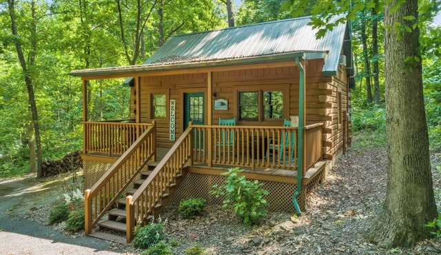 Great Location 4 minutes from Patoka Lake Entrance with Hot Tub!
