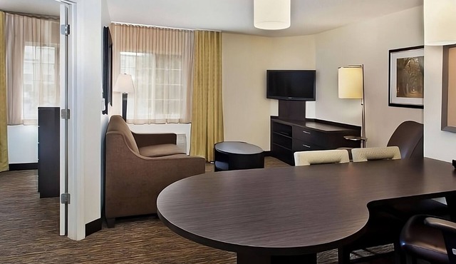 Great Relaxing Overnight Stay! 2 Relaxing units await. Near Billy Bob's Texas