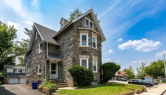Ground-Level 2B2B Apt in Bryn Mawr w Parking