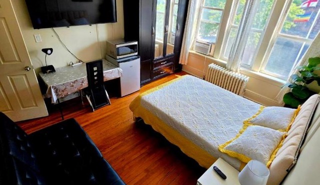 Habitación Privada Práctica con TV de 65 pulgadas en zona comercial muy activa
