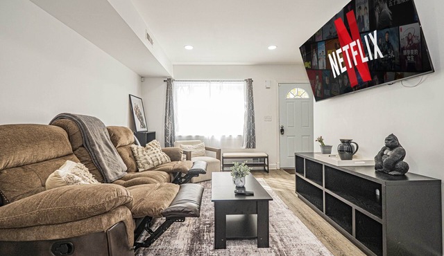 Hidden & Cozy Gem 3 Bedroom Home Near Downtown DC!