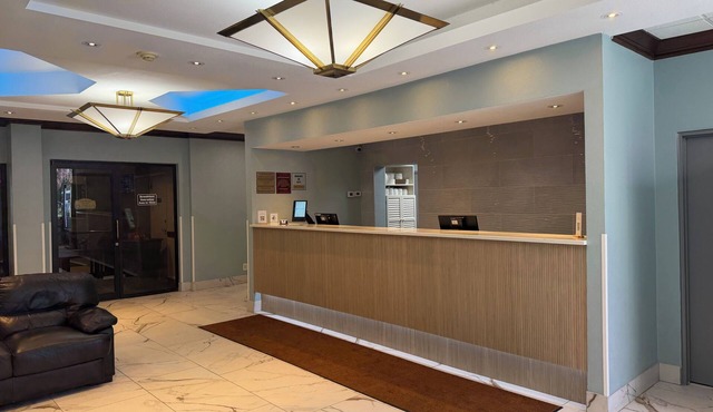 Hilltop Inn & Suites