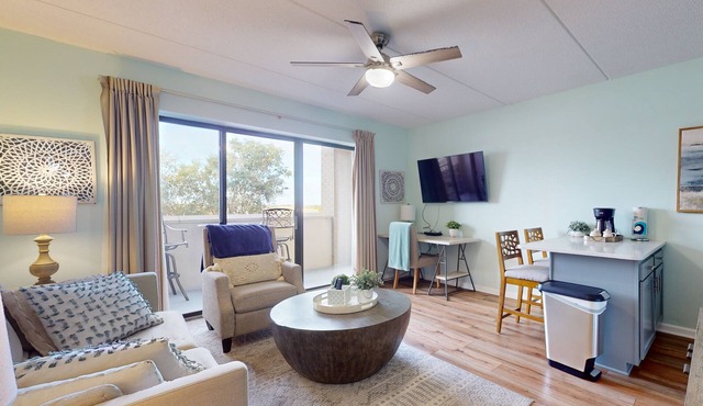 Historic river-view condo with cozy balcony, washer/dryer - walk to downtown
