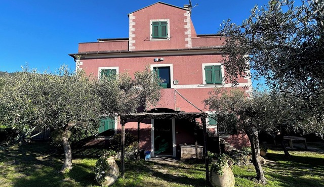 Historical Villa 'The Birdhouse' - Garden & Views