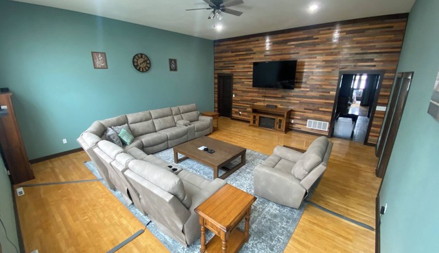 Historically Renovated, Spacious, 5-bdrm, 4-bath, 10-Bed, Game Room, Jetted Tub