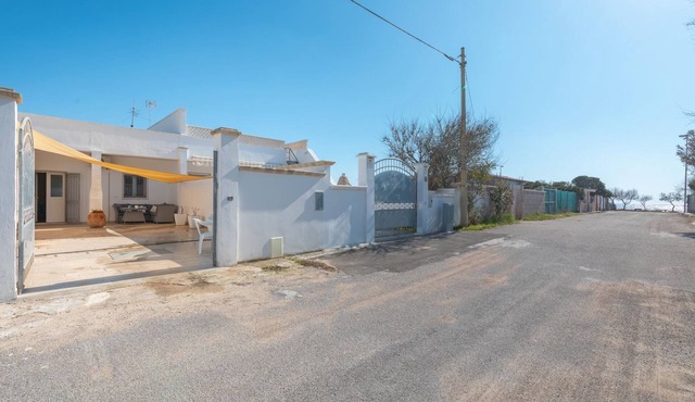 Holiday home with veranda and parking near the sandy beach of Punta Prosciutto