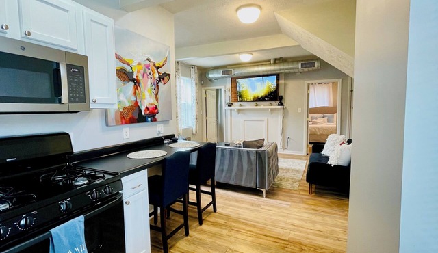 Home by AGH Sleeps 8 + Park 2 cars in private lot WALK to PNC Park & Acrisure