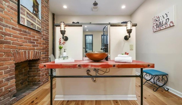 HostWise Stays - The Ocala - Free Parking, Cool Space, Spiral Stairs