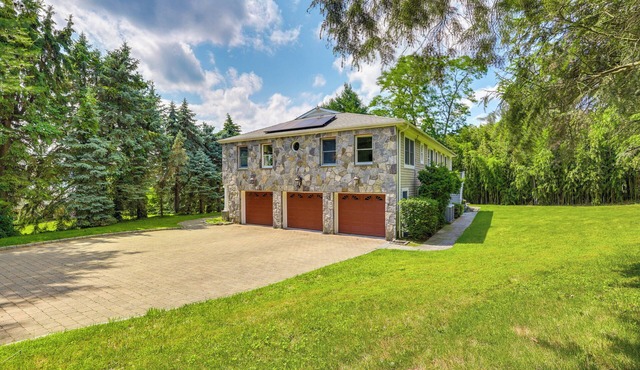Hudson River Views: Briarcliff Manor Home w/Deck