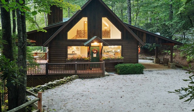 Hummingbird Hideaway - Mountain home with view just outside Highlands, NC.