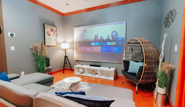 IceCream/Pool Table/120" Projector/King Bed