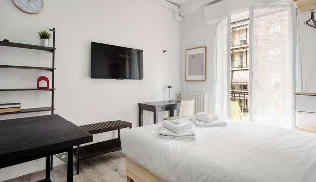 JOIVY Elegant Double Studios near Subway Station