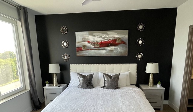 King | 2 Bed w/ Den | W/D | Family & Pet Friendly