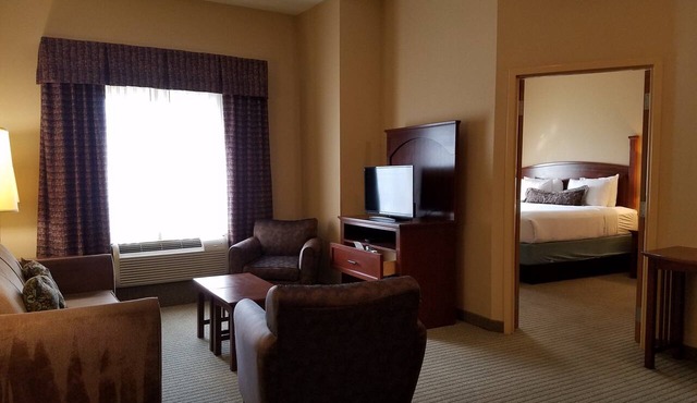 King Suite. Free Breakfast. Gym. Near Mercy Hospital Northwest Arkansas!