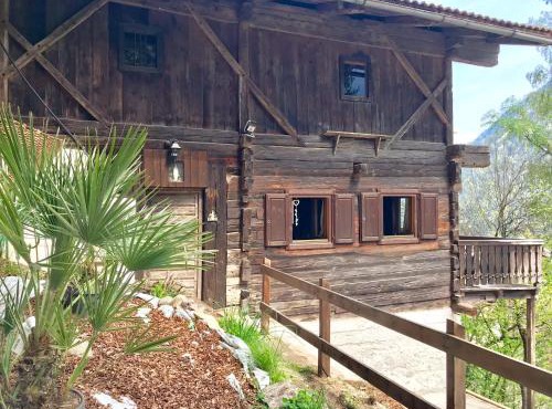 KNOTTN HÜTTL Historisches Bauernhaus und ein ganzes Ferienhaus für euch in ALLEINLAGE in SÜDTIROL eine Zeitreise sowie Rückzugsort in den Bergen mit privater Gartenterrasse ideal für Kleingruppen Freunde und Familien mit Hund WINTER Skigebiet in der Nähe