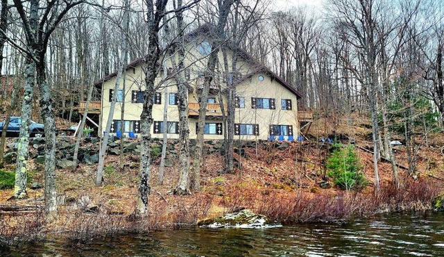 LAKEFRONT 3-bedroom Chateau Getaway at Whitecap Mountains Resort Unit 2