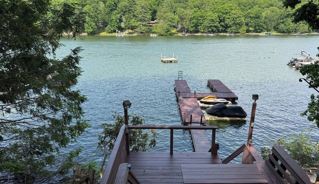 Lakefront at Lake Wallenpaupack with Private Dock 3bdr 2bath Hot Tub