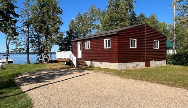 Lakefront Cottage on Pelican Lake