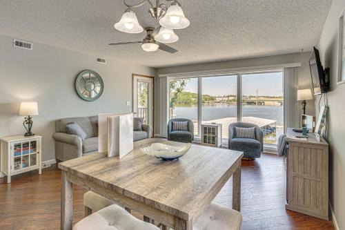 Lakefront Osage Beach Condo w/Balcony & Pool