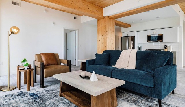 Landing | Beautiful 2BD, Pool, Gym