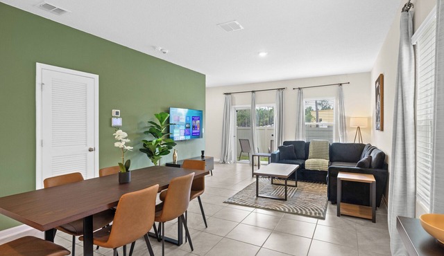 Large 3BR Townhome/Pool/Gym/Close to Beach