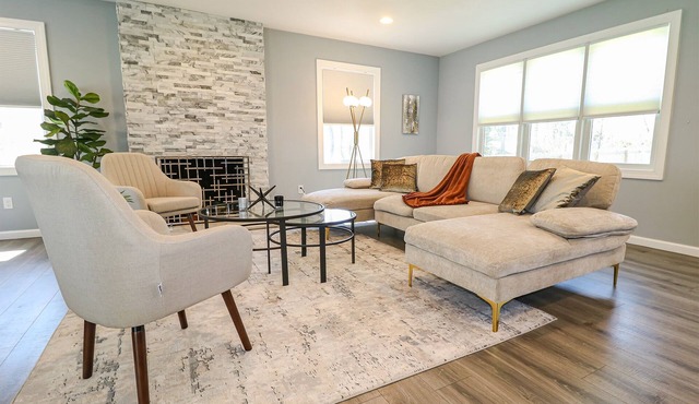 Lavish Spacious Home Near Town Game Room 4BR