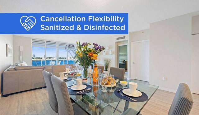Luminous corner condo overlooking the bay | WIFI + Netflix + Parking