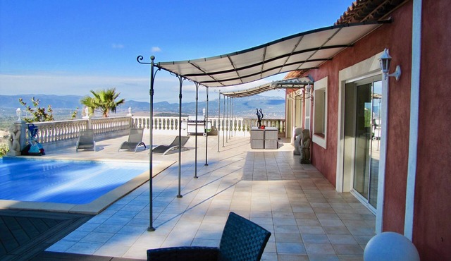 Luxurious and spacious villa with sublime view, 5 bedrooms, sleeps 10, Pool
