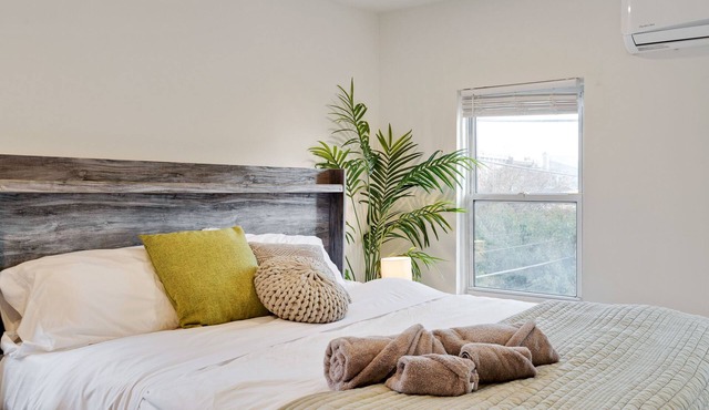 Luxurious romantic suite w/King Bed, Center City, Fitshtown, Couples, Free WIFI