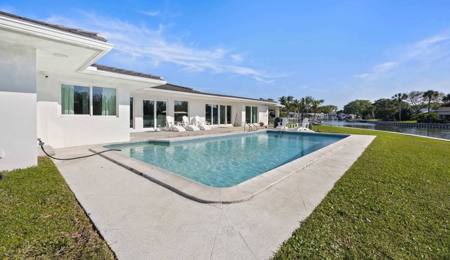 Luxury Beachside 4BR/3BA Waterfront Home